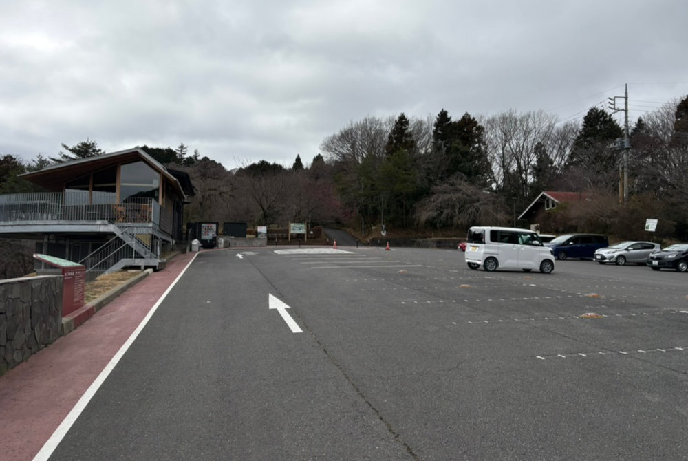 愛宕山大駐車場から見たあたごフォレストハウス