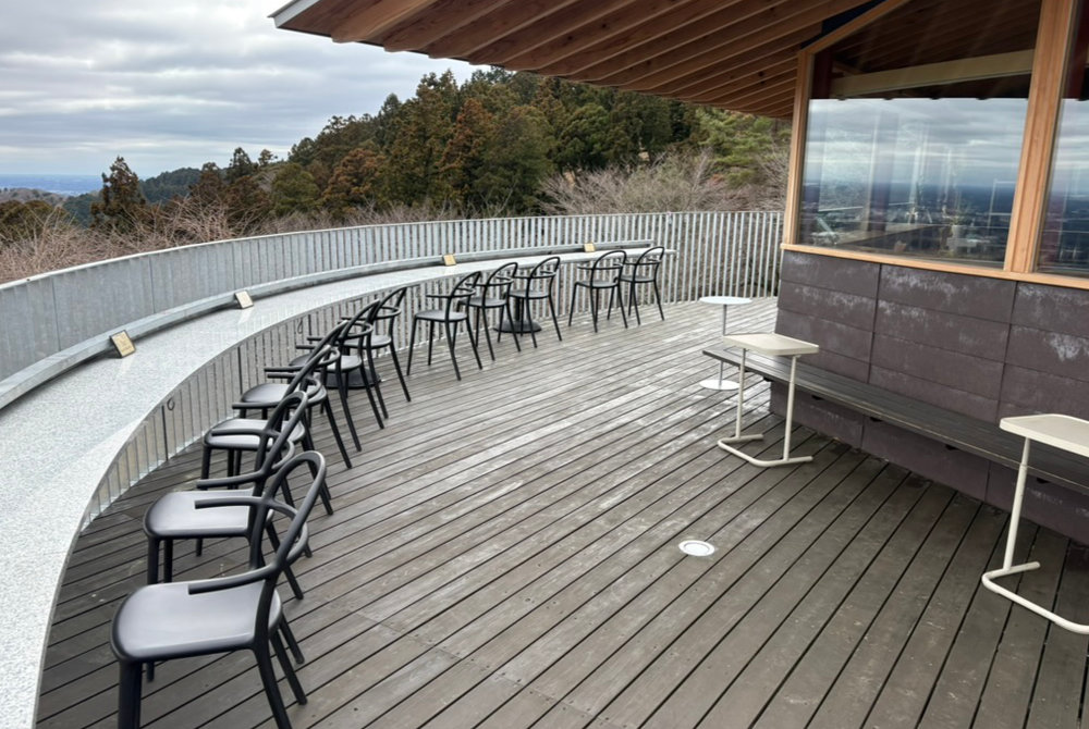 あたごフォレストハウスのテラス席へ続く階段