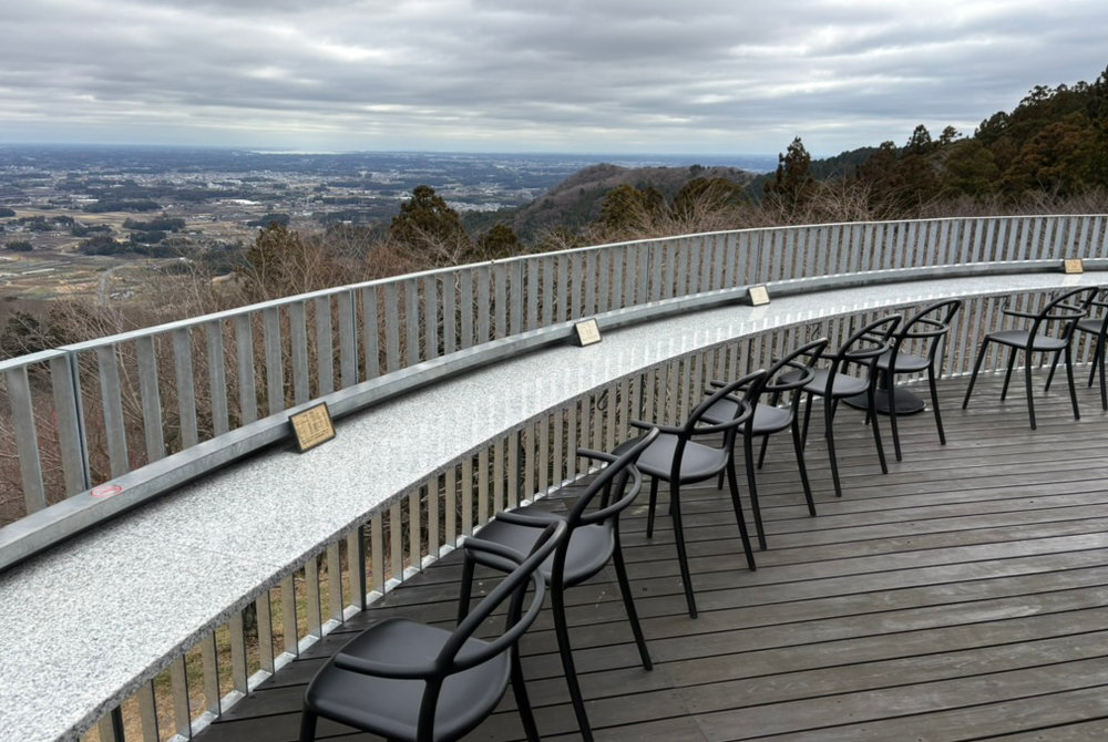 あたごフォレストハウスのテラス席から見える愛宕山の景色