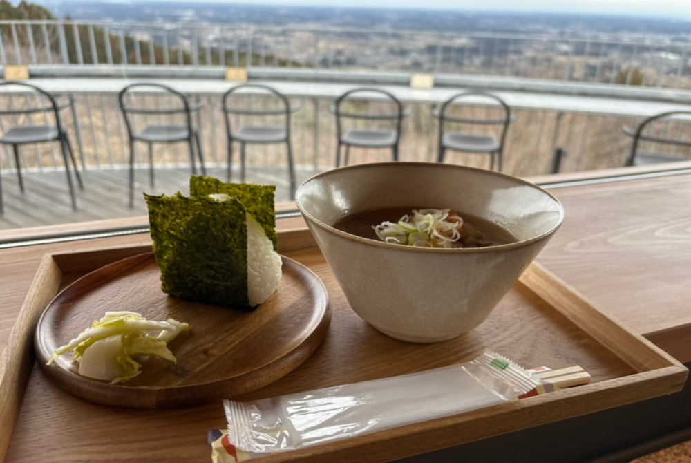 あたごフォレストハウスの塩むすびととん汁の軽食セット