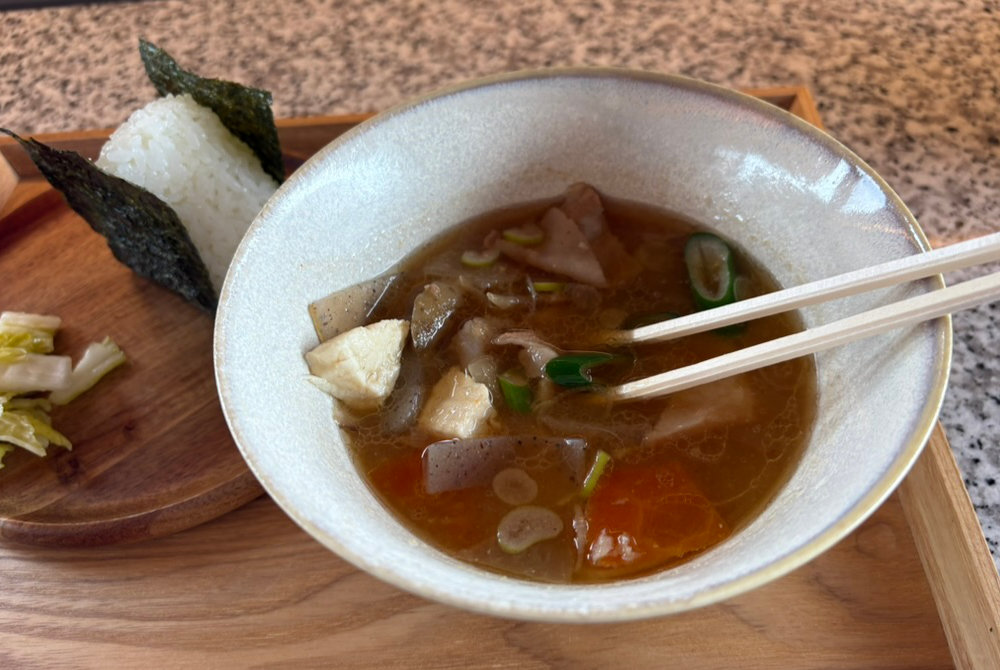 具だくさんの味噌仕立てとん汁