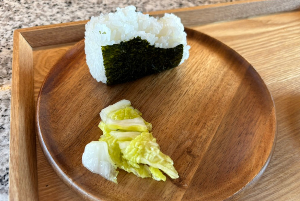 塩むすびとおしんこの盛り付け