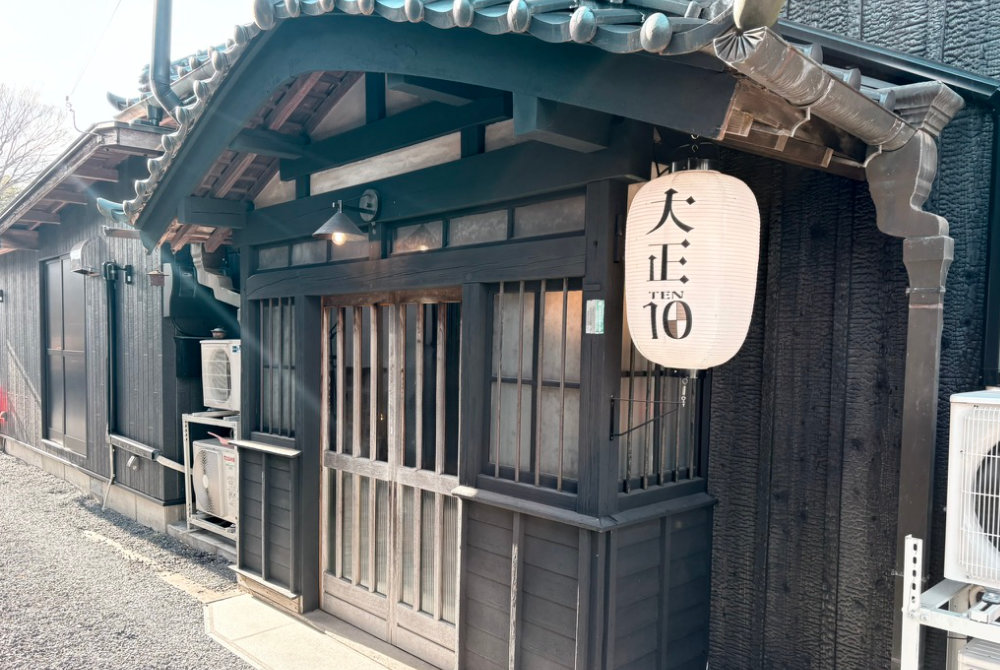 珈琲喫茶 大正Cafeの赤いのれんと大正と書かれた提灯