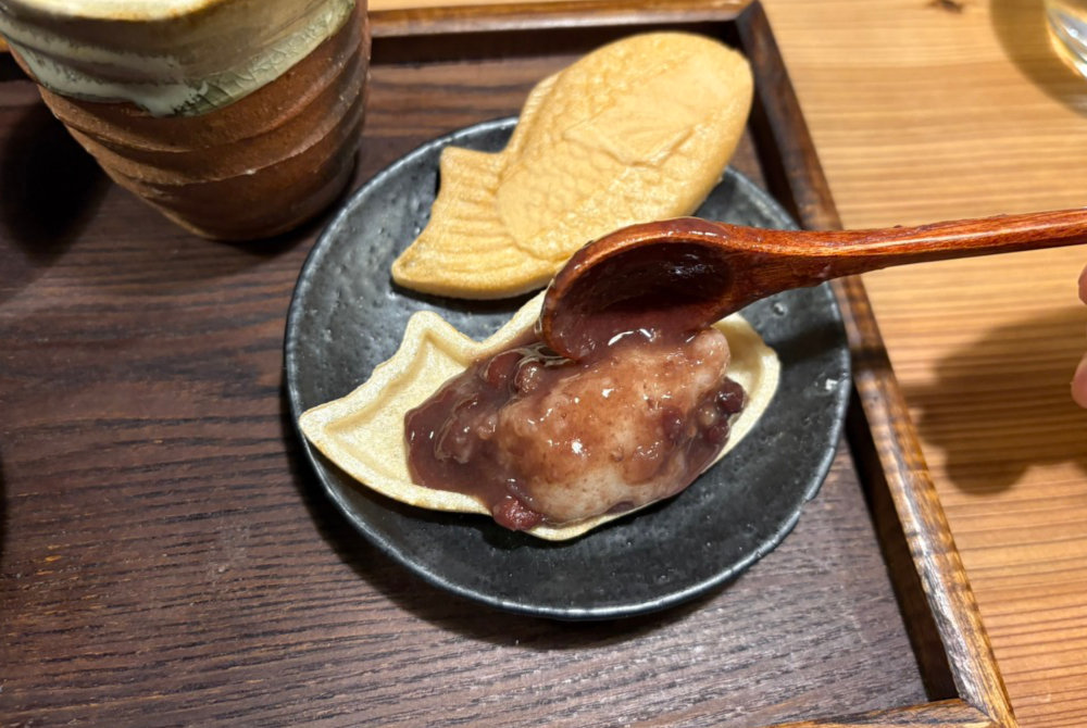 珈琲喫茶 大正Cafeのおしるこに添えられたモナカ