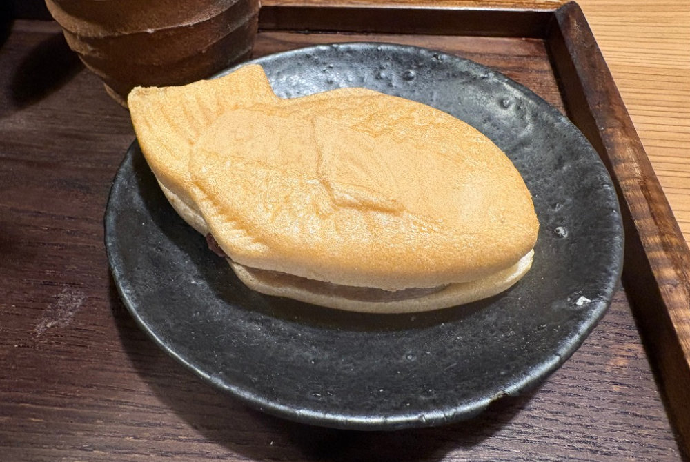 モナカに餅とあずきを挟んだおしるこの食べ方