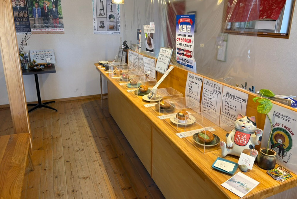 菓子工房福の店内陳列入り口から見たスイーツ