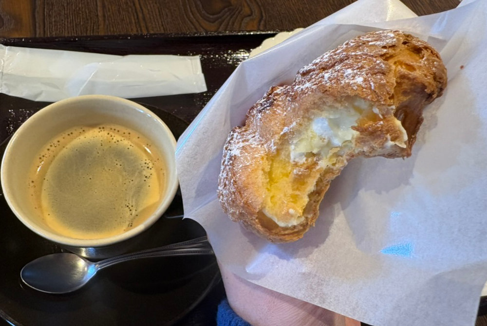 菓子工房福のダブルシュークリームをいただく様子