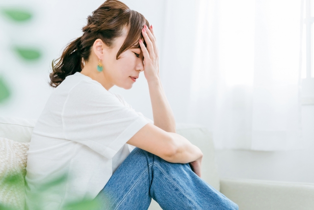 生き霊の影響を感じて不安そうな女性