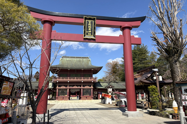 笠間稲荷神社の大きな鳥居と楼門｜参道の見どころ