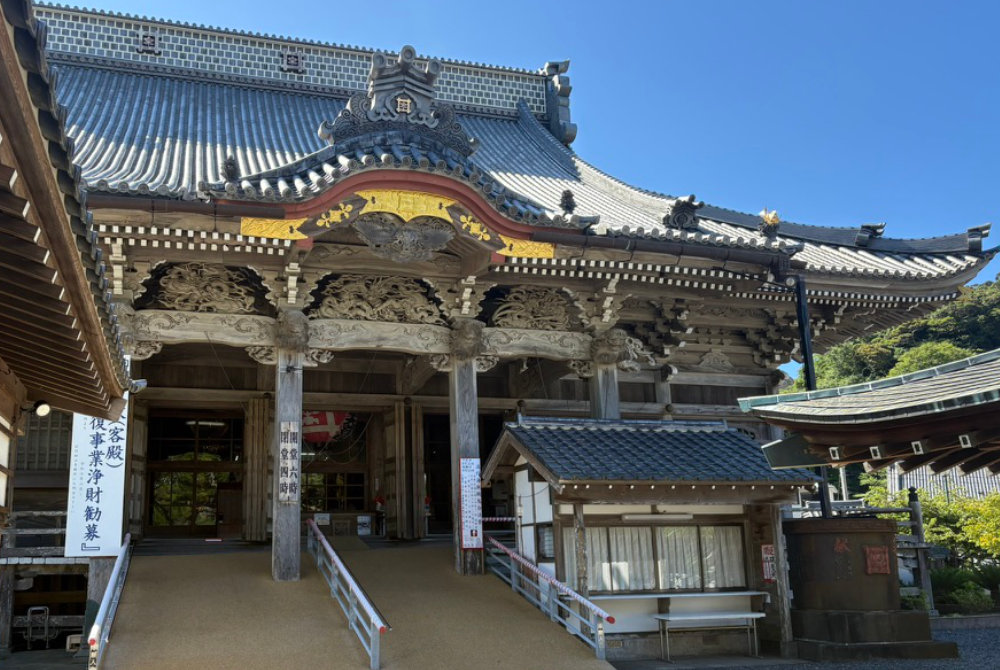日蓮大聖人御降誕の霊地である安房国小湊の地に建立された日蓮宗の寺院「誕生寺」の本堂